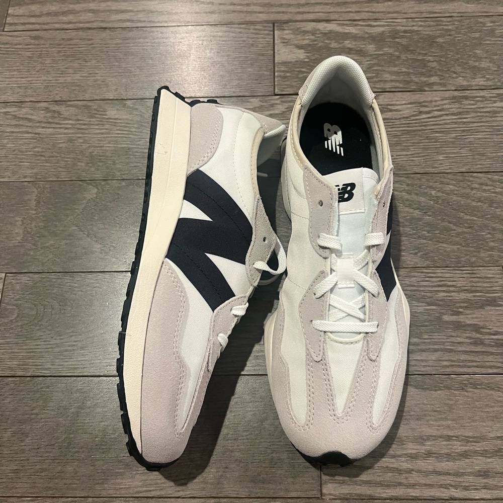 New Balance 327
Boys' Grade School (big kids size+1.5=womens size) - Picture 8 of 11